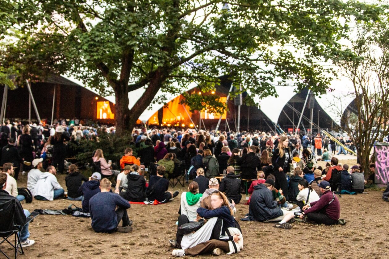 Schaulaufen in Dänemark, Teil zwei: Rosalía, Blur, Lizzo, Loyle Carner etc. – Nach dem Regen vor der Arena.