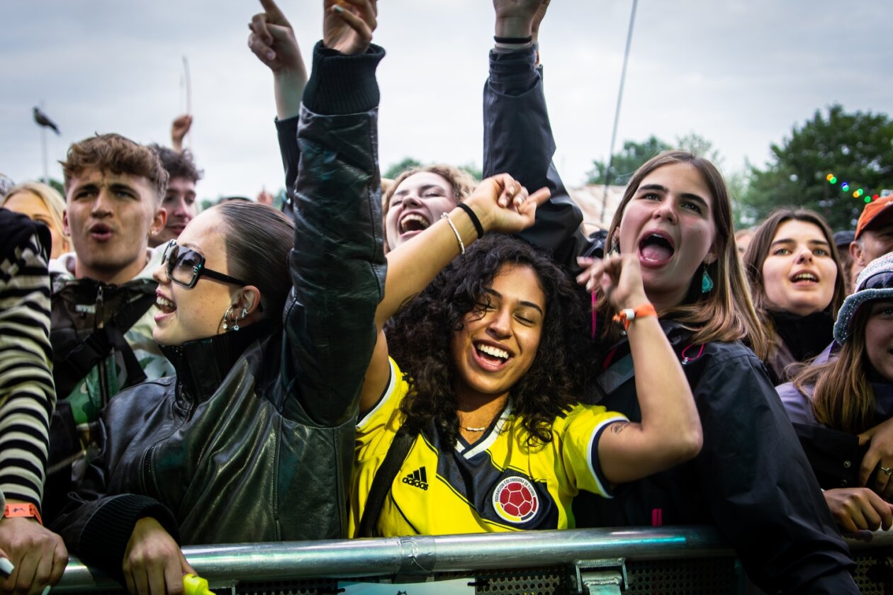 Das Roskilde Festival läuft: Nach den Newcomer:innen-Tagen startet am Mittwoch das Hauptprogramm. – ... auch vor der Bühne.