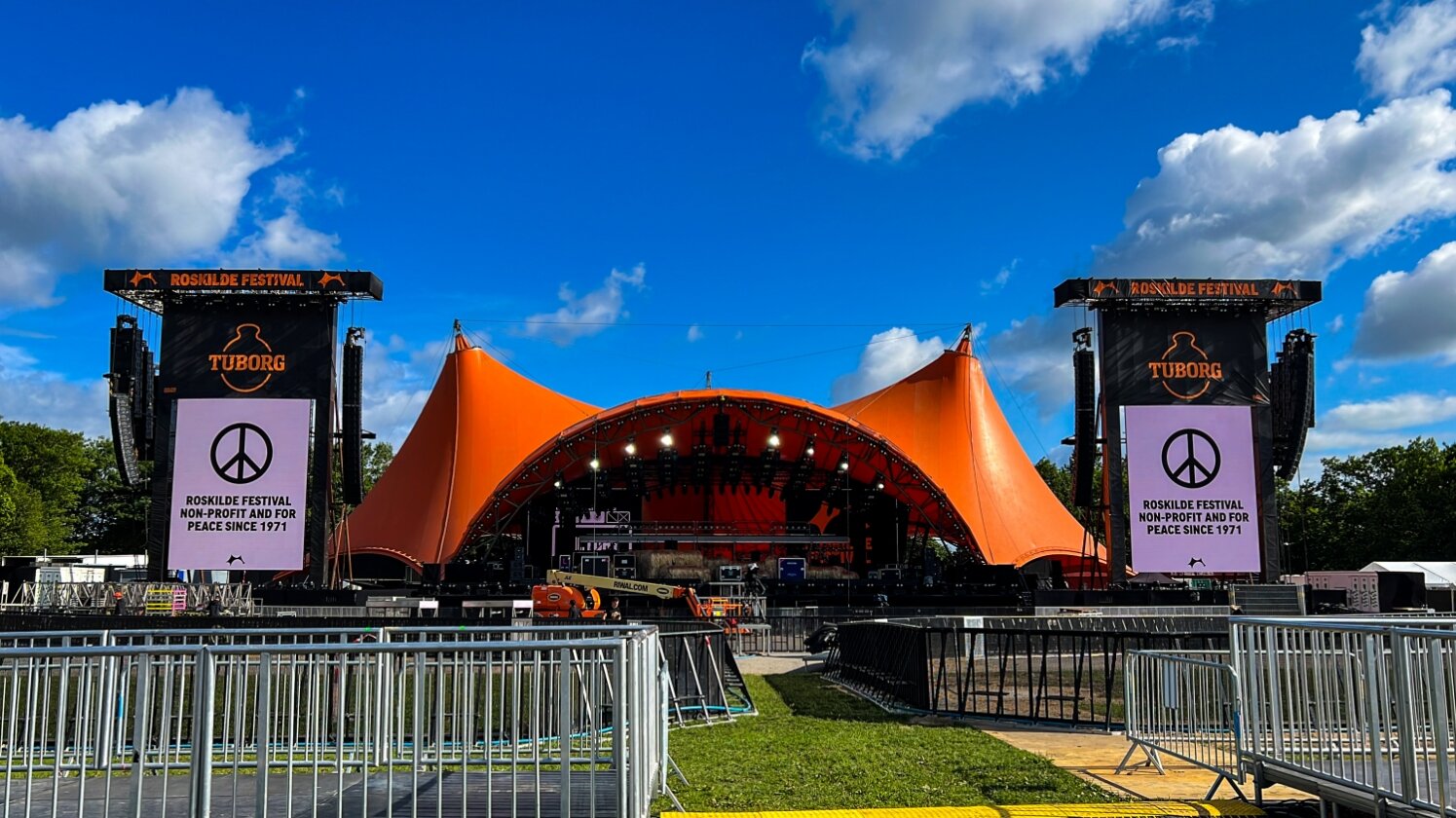 Das Roskilde Festival läuft: Nach den Newcomer:innen-Tagen startet am Mittwoch das Hauptprogramm. – Blauer Himmel vor der Infield-Eröffnung.