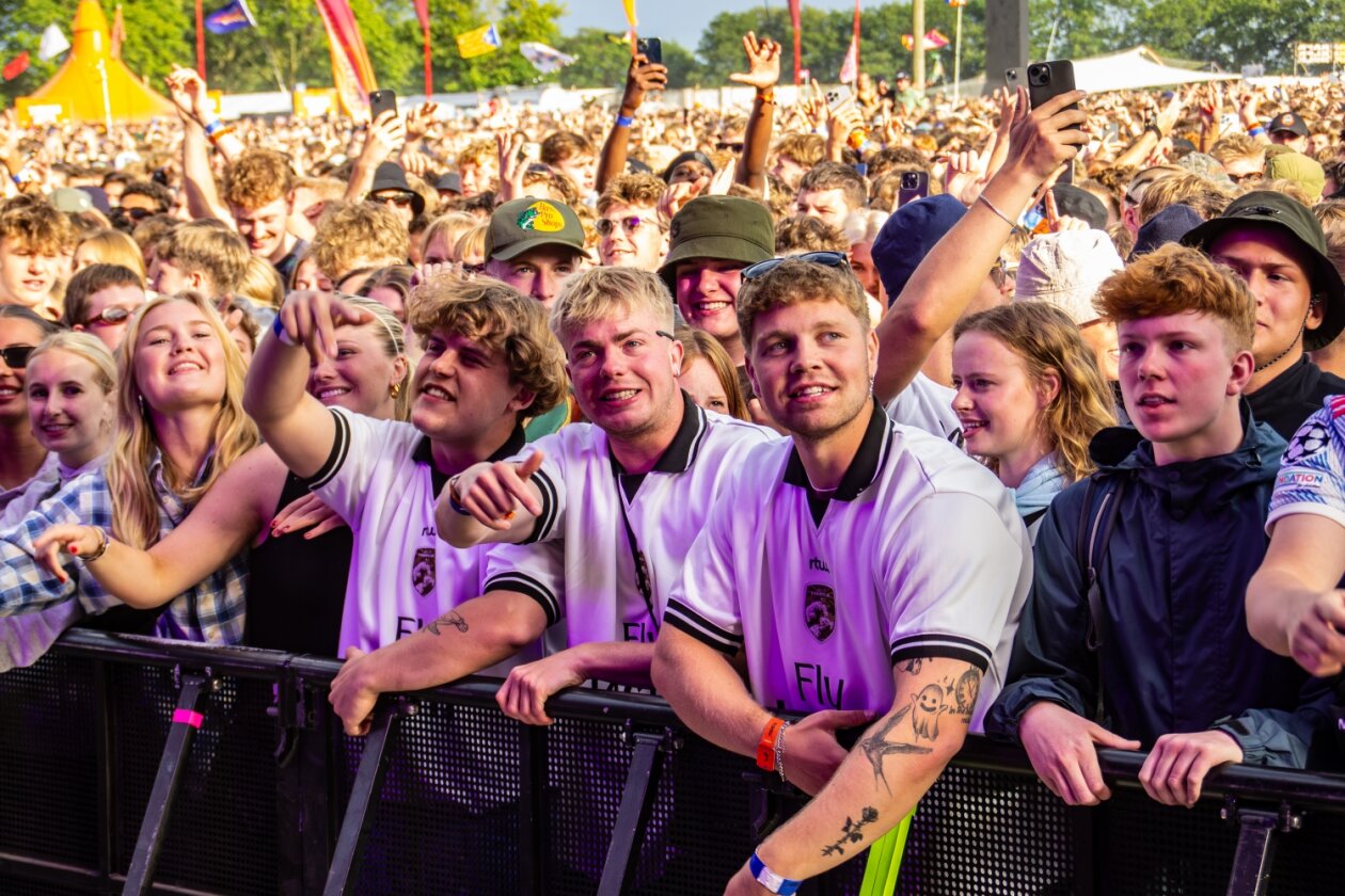 Das Roskilde Festival läuft: Nach den Newcomer:innen-Tagen startet am Mittwoch das Hauptprogramm. – Dresscode: Fly Wavy.