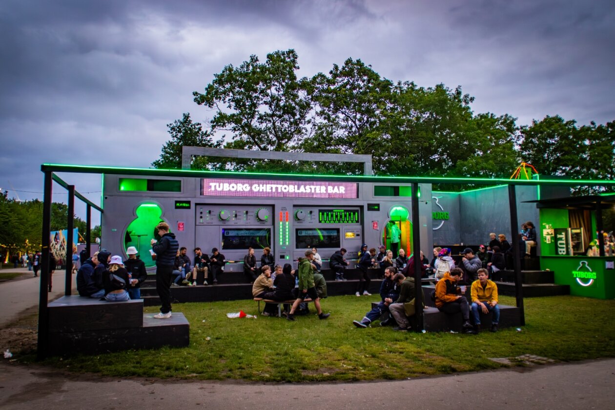 Das Roskilde Festival läuft: Nach den Newcomer:innen-Tagen startet am Mittwoch das Hauptprogramm. – Ghettoblaster-Bar.