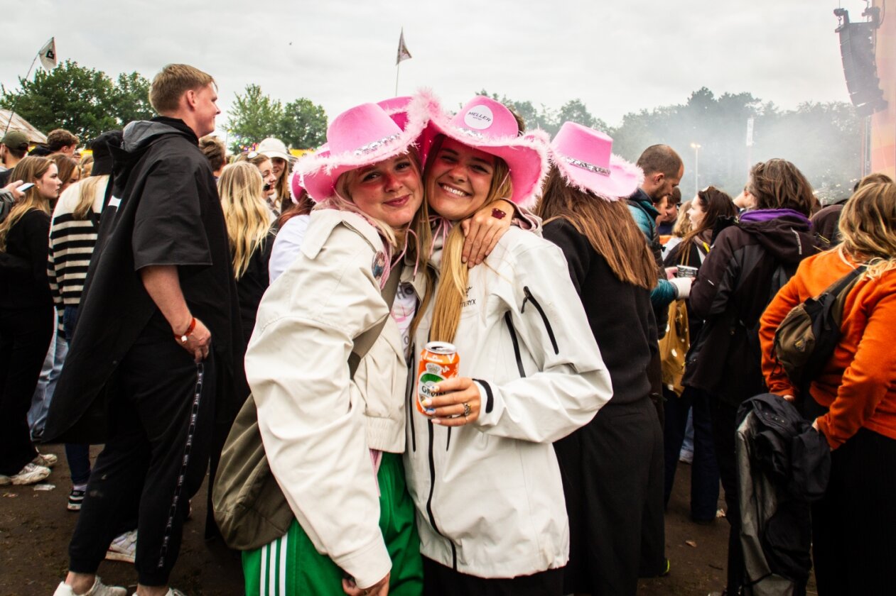 Das Roskilde Festival läuft: Nach den Newcomer:innen-Tagen startet am Mittwoch das Hauptprogramm. – Orange geht auch Pink.