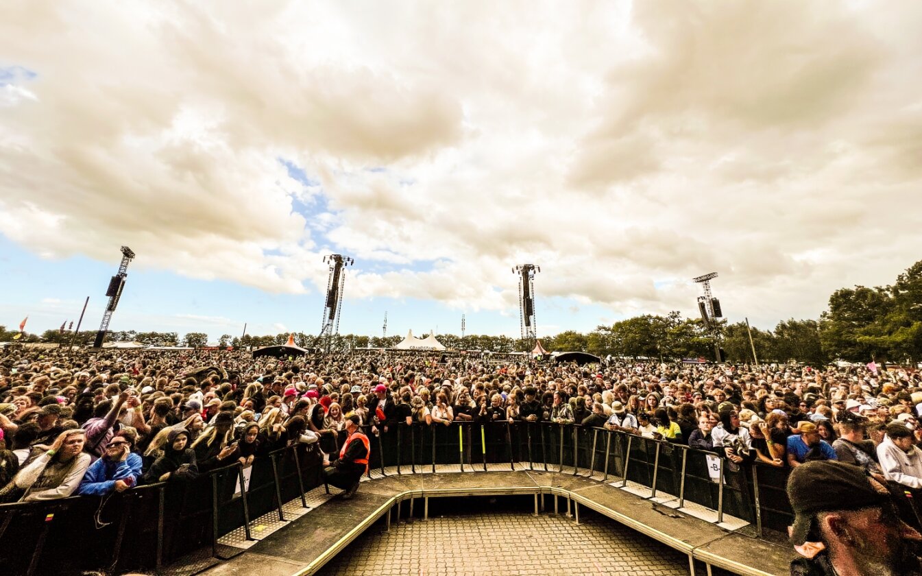 Der Freitag: Foo Fighters vs. Charli XCX vs. Fußball, Moshpits und Seitenhiebe. – Blick von der Orange Stage.