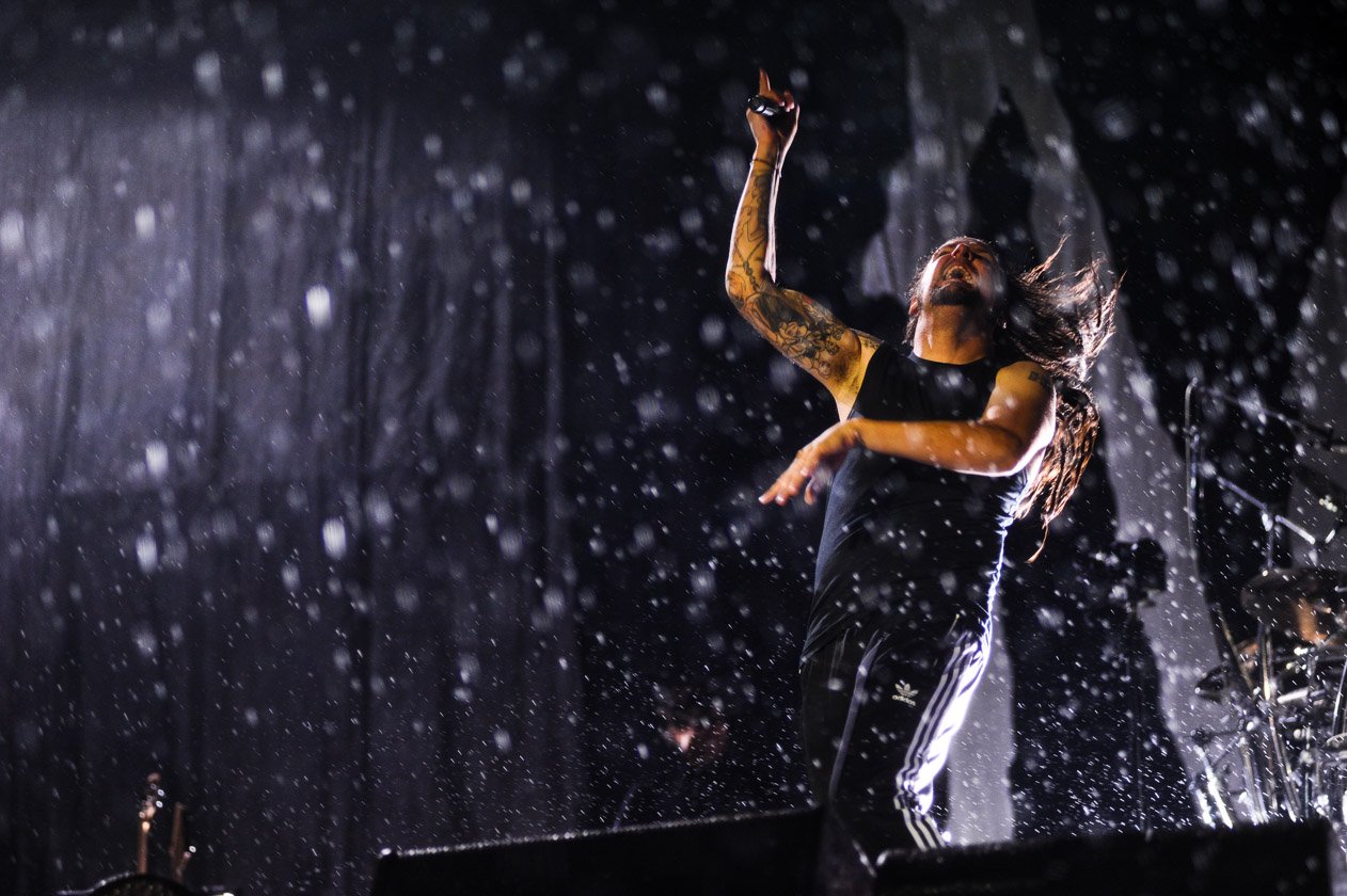 Schnappschüsse ohne Ende: aus dem Fotograben, von der Bühne, mittendrin im Moshpit oder unterwegs auf dem Festivalgelände. – 2011, Rock am Ring: ein Spektakel. Beim Late Night-Act Korn wollte wirklich keiner vor dem letzten Ton nach Hause.