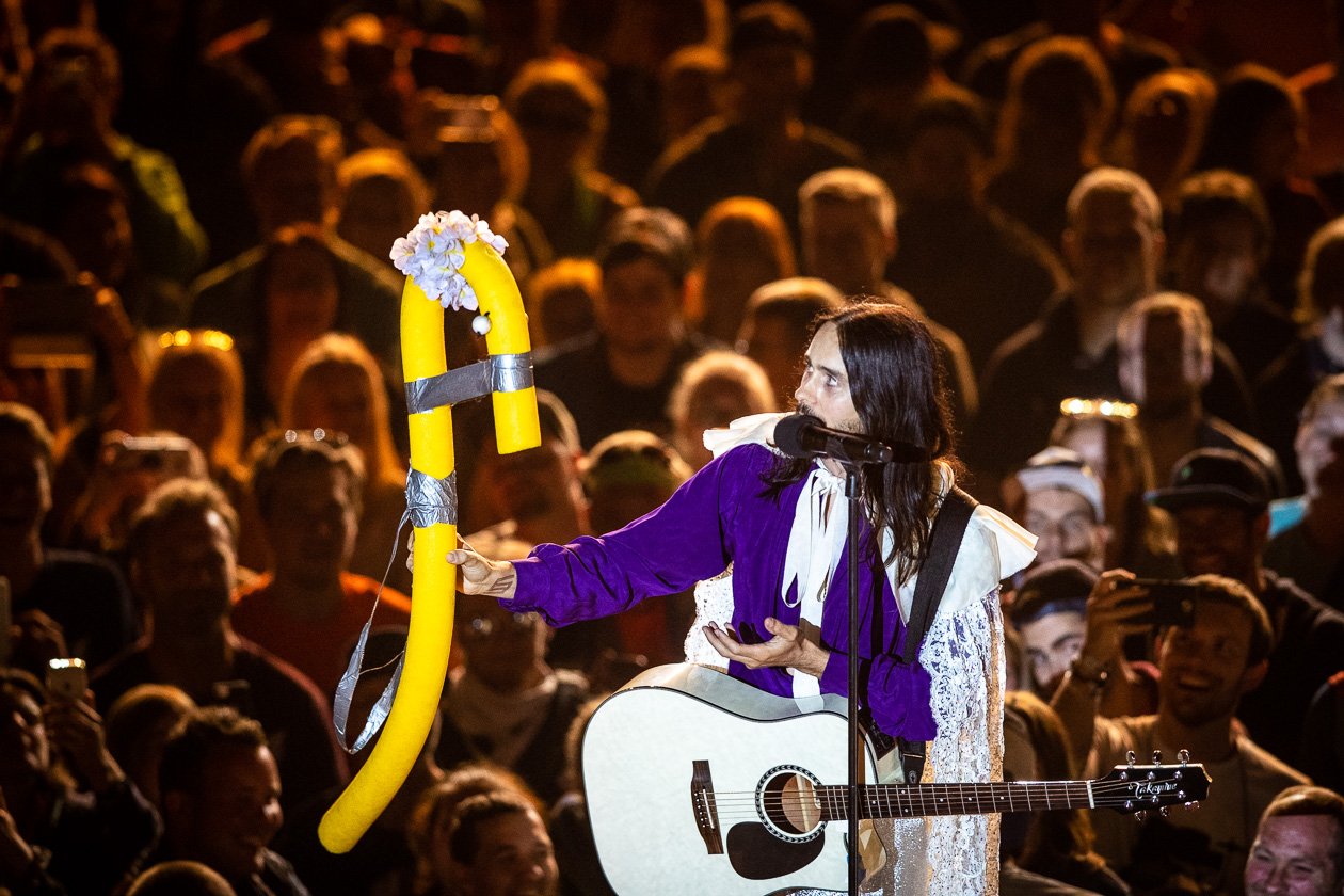 Schnappschüsse ohne Ende: aus dem Fotograben, von der Bühne, mittendrin im Moshpit oder unterwegs auf dem Festivalgelände. – 30 Seconds To Mars beim Deichbrand Festival 2019: Jared Leto und die Poolnudel. 