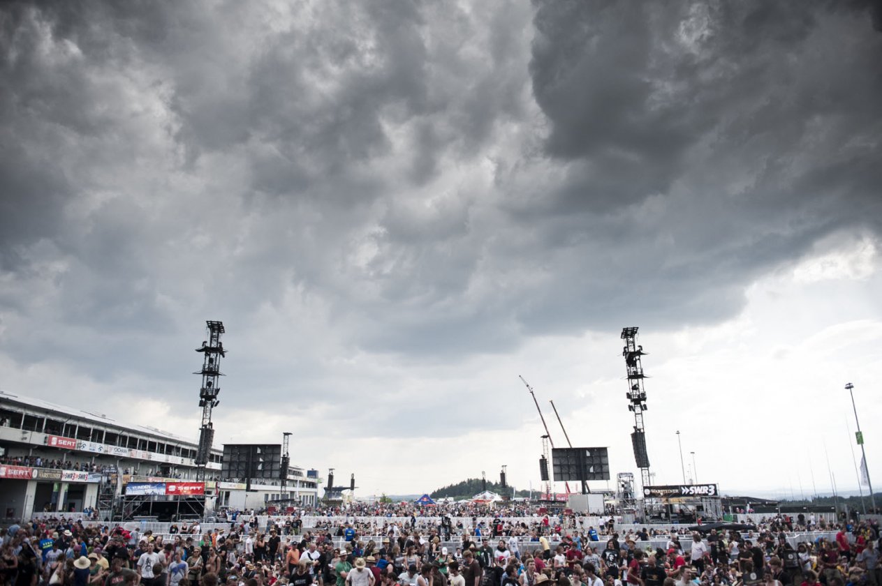 Schnappschüsse ohne Ende: aus dem Fotograben, von der Bühne, mittendrin im Moshpit oder unterwegs auf dem Festivalgelände. – Festivalfans haben definitiv keine Angst vor Wetter, wie hier 2011 (Rock am Ring).