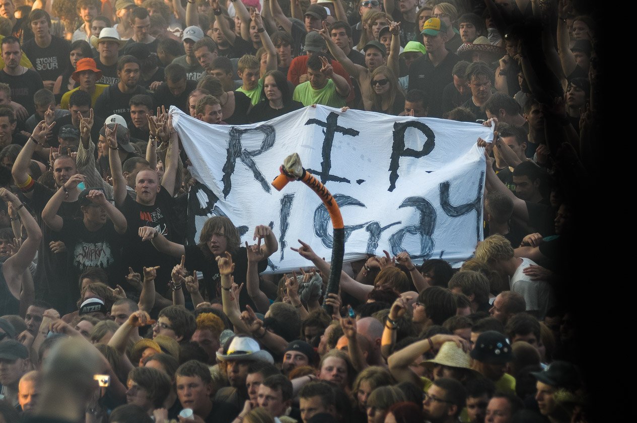 Schnappschüsse ohne Ende: aus dem Fotograben, von der Bühne, mittendrin im Moshpit oder unterwegs auf dem Festivalgelände. – ... große Anteilnahme bei den Fans. Mein emotionalster Festivalmoment.