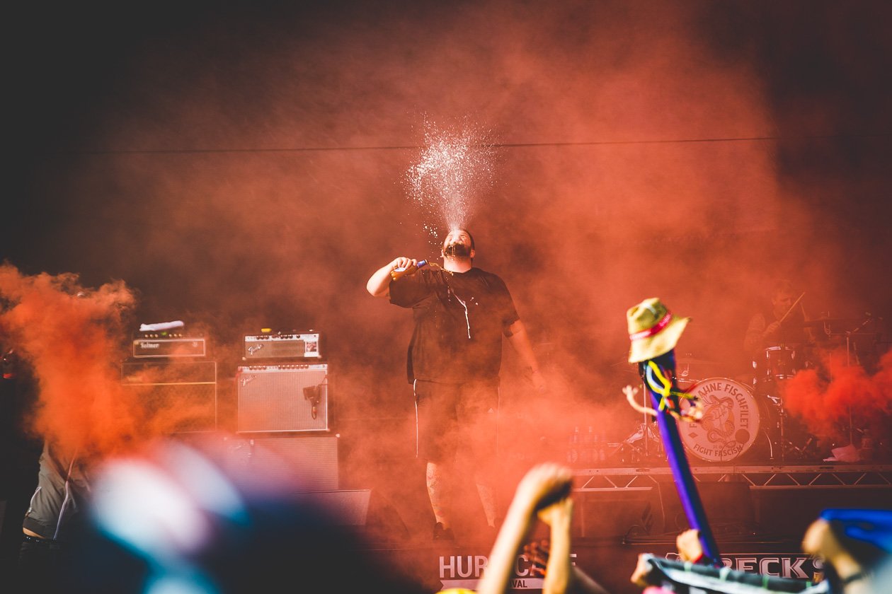 Schnappschüsse ohne Ende: aus dem Fotograben, von der Bühne, mittendrin im Moshpit oder unterwegs auf dem Festivalgelände. – Hurricane 2018: Ein Vulkan bricht aus. Monchi von Feine Sahne Fischfilet.