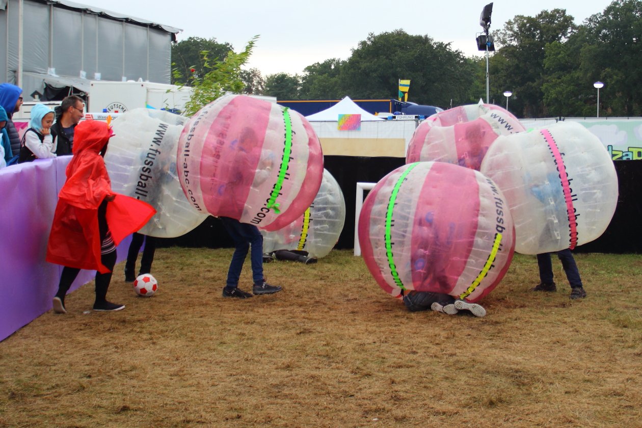 Schnappschüsse ohne Ende: aus dem Fotograben, von der Bühne, mittendrin im Moshpit oder unterwegs auf dem Festivalgelände. – Lollapalooza 2017: Sahen sie die Coronakrise etwa voraus?! 