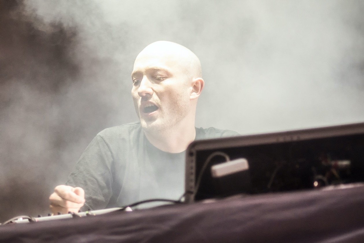 Schnappschüsse ohne Ende: aus dem Fotograben, von der Bühne, mittendrin im Moshpit oder unterwegs auf dem Festivalgelände. – Das Macbook raucht beim Berlin Festival 2012: Paul Kalkbrenner.