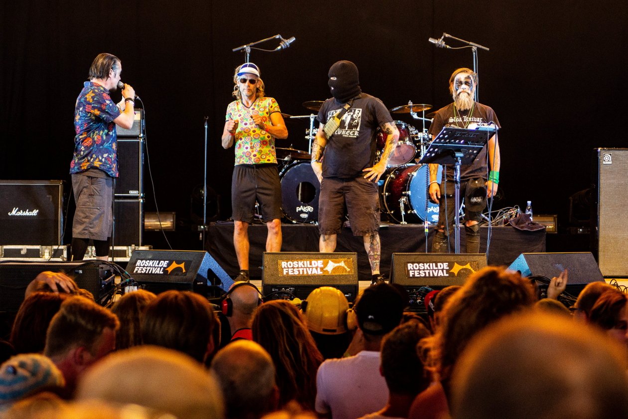 Schnappschüsse ohne Ende: aus dem Fotograben, von der Bühne, mittendrin im Moshpit oder unterwegs auf dem Festivalgelände. – Mike Patton (Dead Cross) beim Dance-Off mit Fans (Roskilde 2018).