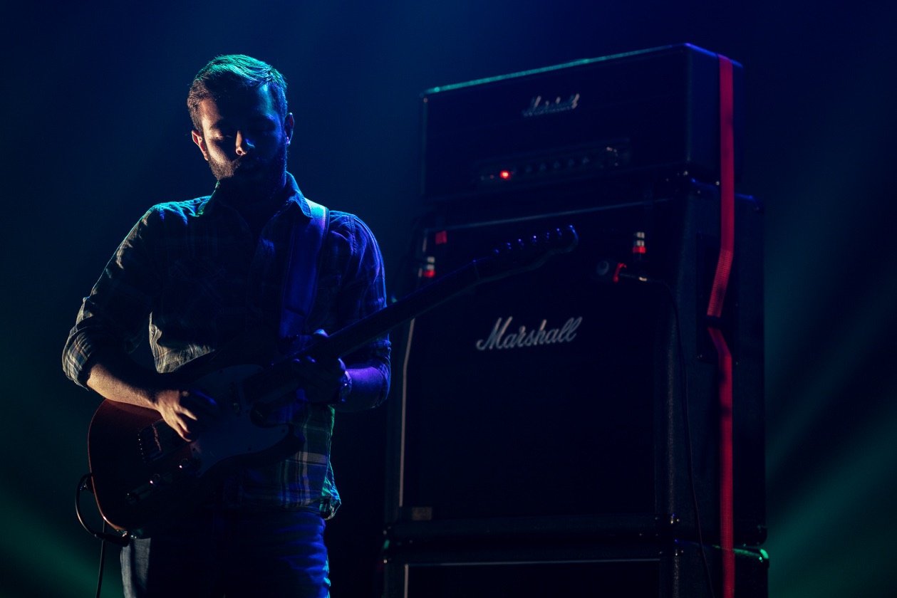 Schnappschüsse ohne Ende: aus dem Fotograben, von der Bühne, mittendrin im Moshpit oder unterwegs auf dem Festivalgelände. – Naxatras, Desertfest 2019: Ich mag das Licht.