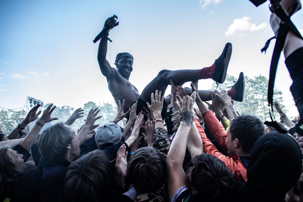 Schnappschüsse ohne Ende: aus dem Fotograben, von der Bühne, mittendrin im Moshpit oder unterwegs auf dem Festivalgelände. – ... noch ohne Abstandregeln (Roskilde 2019).