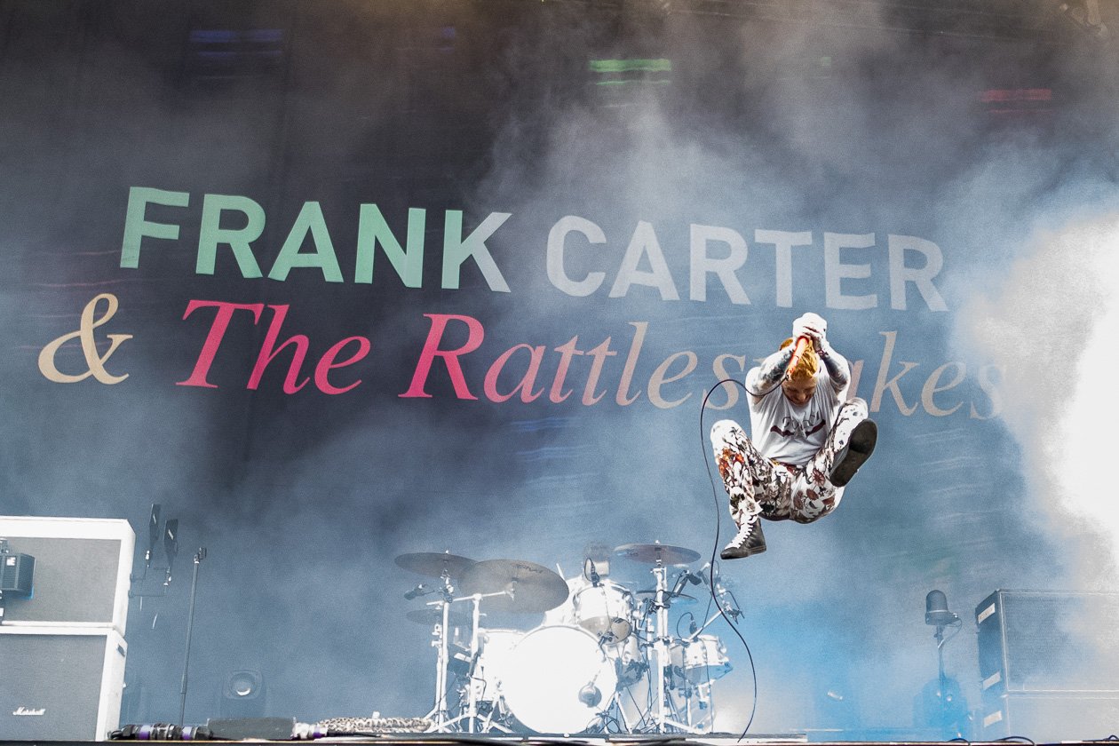 Schnappschüsse ohne Ende: aus dem Fotograben, von der Bühne, mittendrin im Moshpit oder unterwegs auf dem Festivalgelände. – Noch ein Vulkan on stage: Frank Carter (Hurricane 2018).