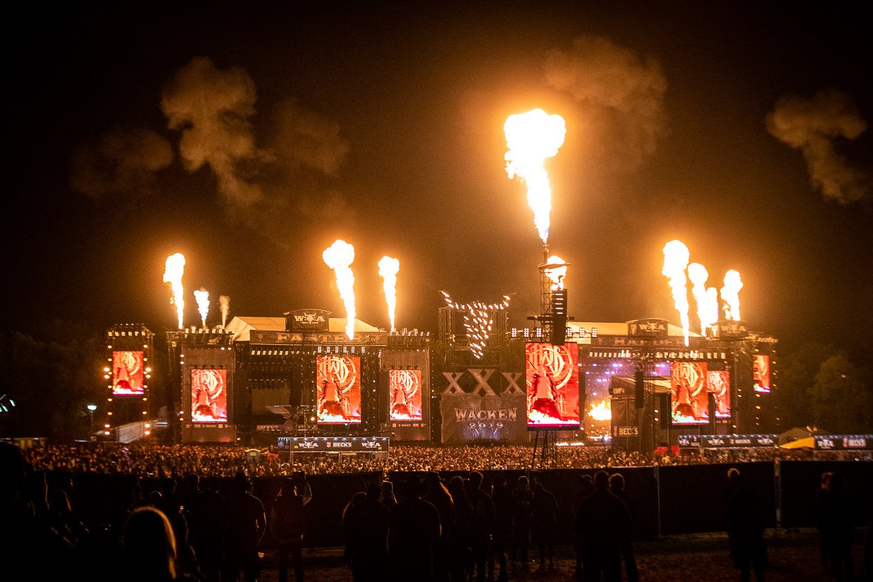 Schnappschüsse ohne Ende: aus dem Fotograben, von der Bühne, mittendrin im Moshpit oder unterwegs auf dem Festivalgelände. – Parkway Drive zünden beim Wacken 2019.