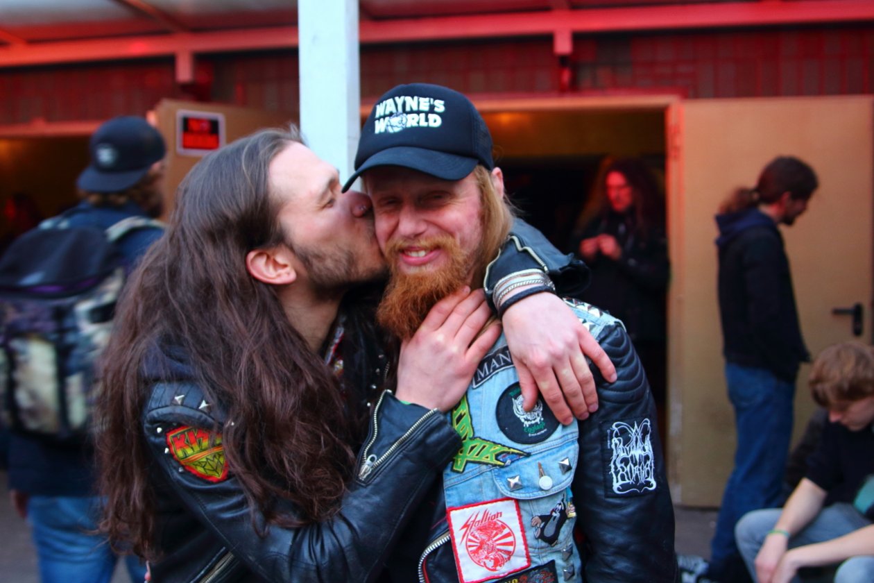 Schnappschüsse ohne Ende: aus dem Fotograben, von der Bühne, mittendrin im Moshpit oder unterwegs auf dem Festivalgelände. – Rock-Bros. Desertfest 2017.