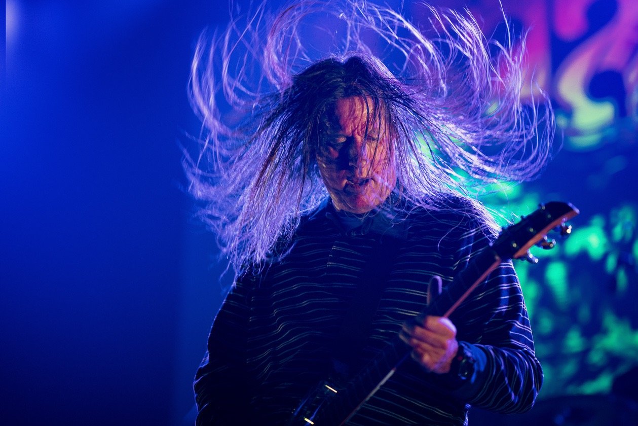 Schnappschüsse ohne Ende: aus dem Fotograben, von der Bühne, mittendrin im Moshpit oder unterwegs auf dem Festivalgelände. – Stonerrock, kumuliert in einem Bild: Fu Manchu beim Desertfest 2019.