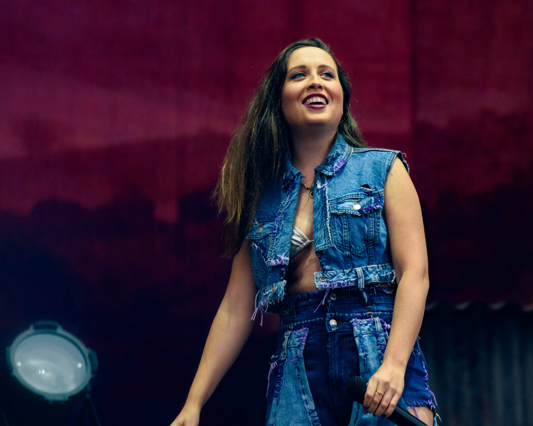 Im Süden läuft die Party: Deichkind, Bring Me The Horizon, Editors, Feine Sahne Fischfilet, Sum 41 u.a. trotzen Regen dem Regen. – Alice Merton.