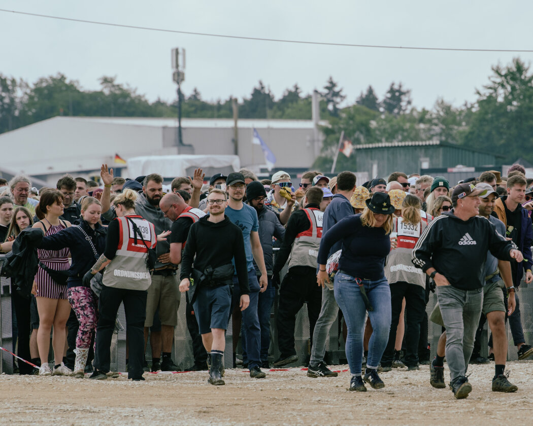 Im Süden läuft die Party: Deichkind, Bring Me The Horizon, Editors, Feine Sahne Fischfilet, Sum 41 u.a. trotzen Regen dem Regen. – Am Einlass.