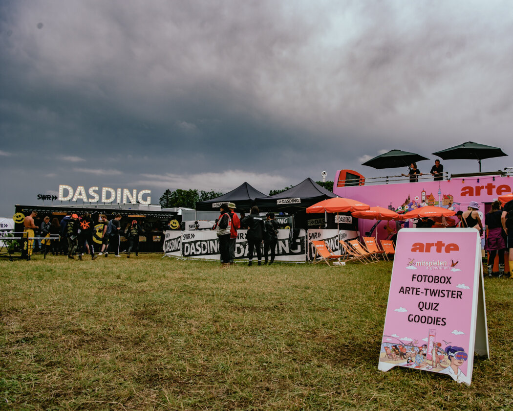 Im Süden läuft die Party: Deichkind, Bring Me The Horizon, Editors, Feine Sahne Fischfilet, Sum 41 u.a. trotzen Regen dem Regen. – Bildungsfernsehen.