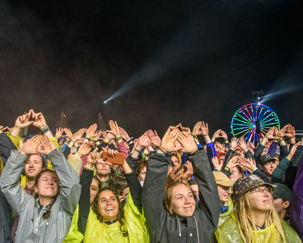 Im Süden läuft die Party: Deichkind, Bring Me The Horizon, Editors, Feine Sahne Fischfilet, Sum 41 u.a. trotzen Regen dem Regen. – Deichkind.