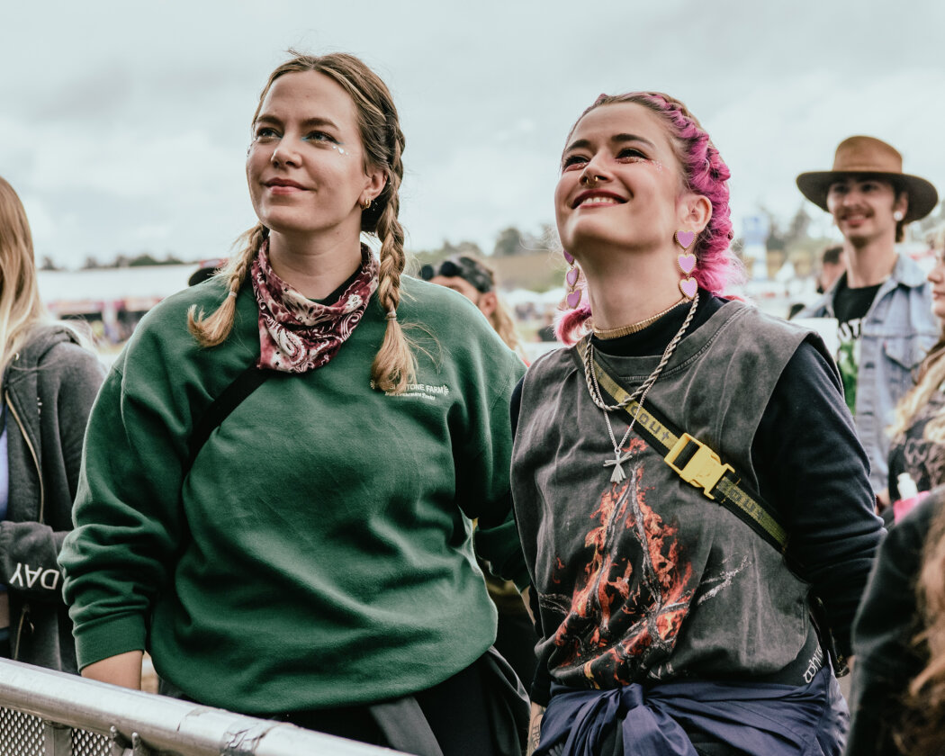 Im Süden läuft die Party: Deichkind, Bring Me The Horizon, Editors, Feine Sahne Fischfilet, Sum 41 u.a. trotzen Regen dem Regen. – Fans.