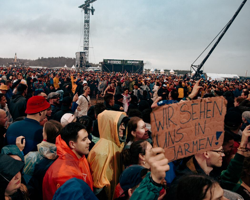 Im Süden läuft die Party: Deichkind, Bring Me The Horizon, Editors, Feine Sahne Fischfilet, Sum 41 u.a. trotzen Regen dem Regen. – Feine Sahne Fischfilet.