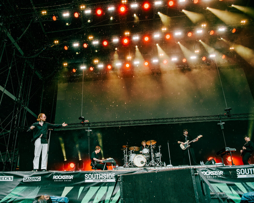 Im Süden läuft die Party: Deichkind, Bring Me The Horizon, Editors, Feine Sahne Fischfilet, Sum 41 u.a. trotzen Regen dem Regen. – Frank Carter & The Rattlesnakes.