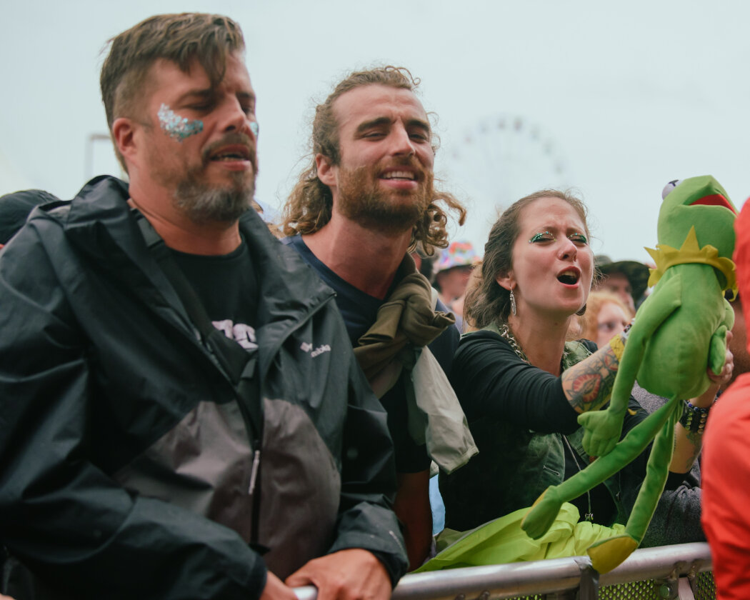 Im Süden läuft die Party: Deichkind, Bring Me The Horizon, Editors, Feine Sahne Fischfilet, Sum 41 u.a. trotzen Regen dem Regen. – Kermit!