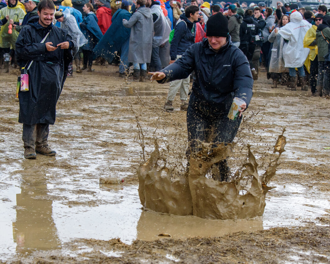 Im Süden läuft die Party: Deichkind, Bring Me The Horizon, Editors, Feine Sahne Fischfilet, Sum 41 u.a. trotzen Regen dem Regen. – Mit Schwung in die Pfütze.