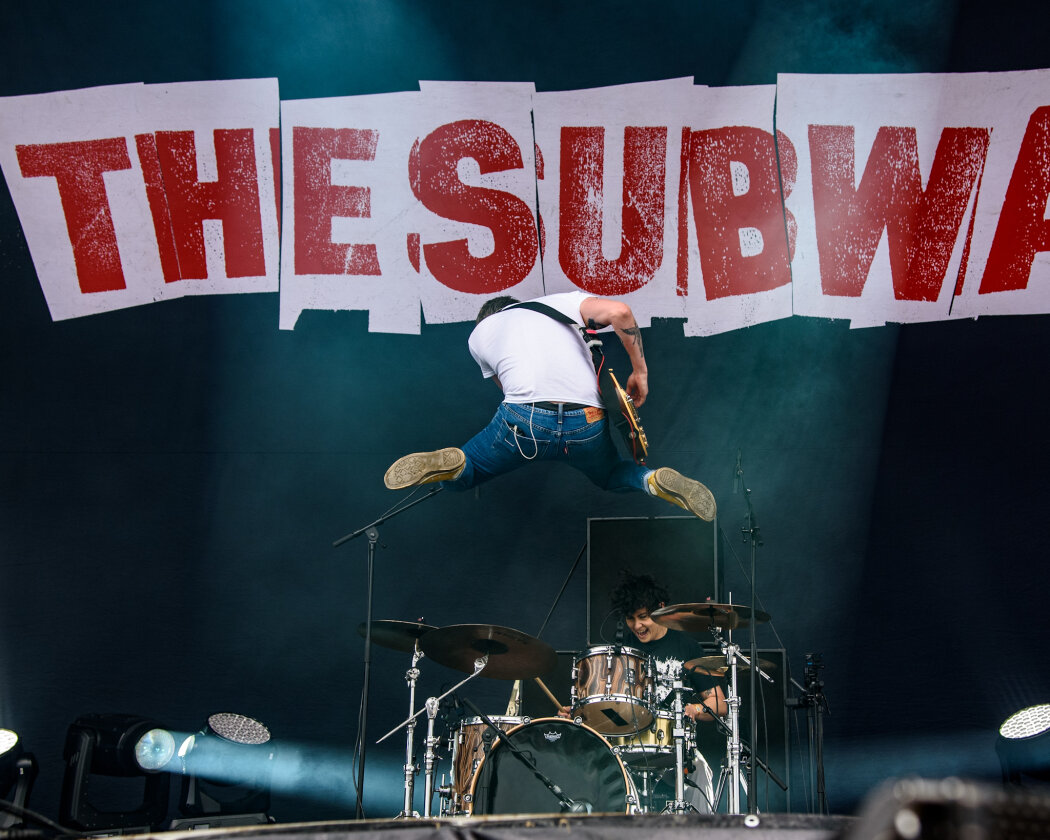 Am Festivalsonntag kommt die Sonne raus: Sido, K.I.Z, Avril Lavigne, Turnstile, Jungle etc. – Frühsport mit den Subways.