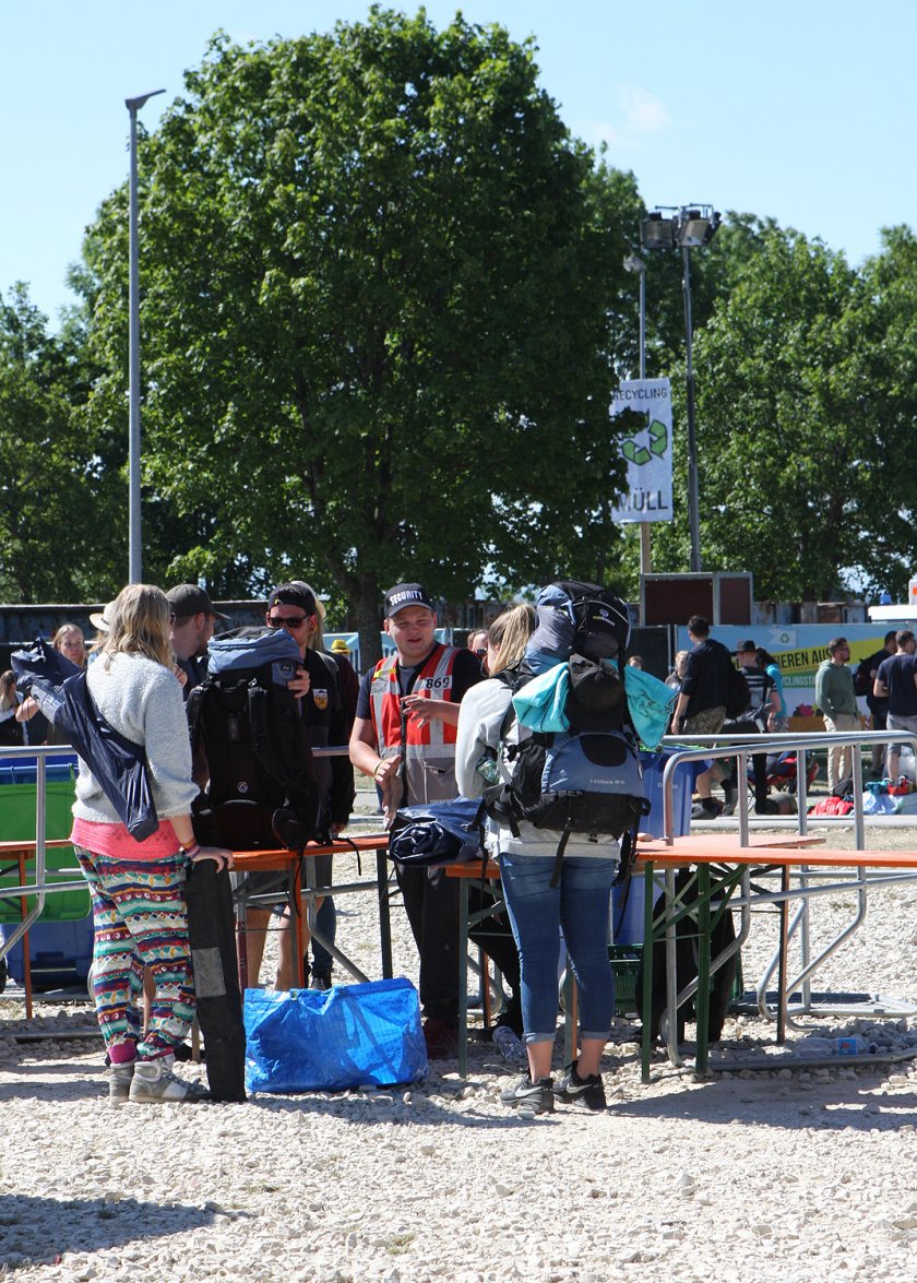 Die schönsten Bilder vom Festival-Gelände. – ...Gepäckkontrolle