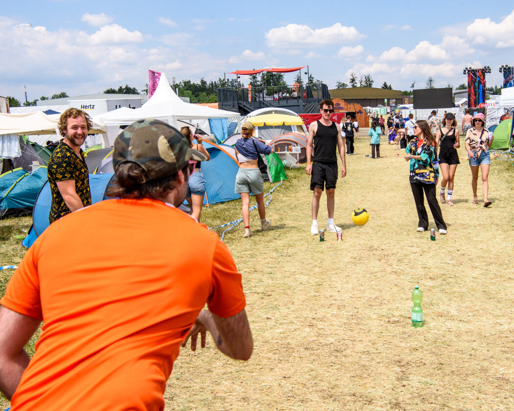 Es ist angerichtet: Queens Of The Stone Age, Die Ärzte, The 1975 u.v.a. in Neuhausen Ob Eck. – ... da ging schon was!