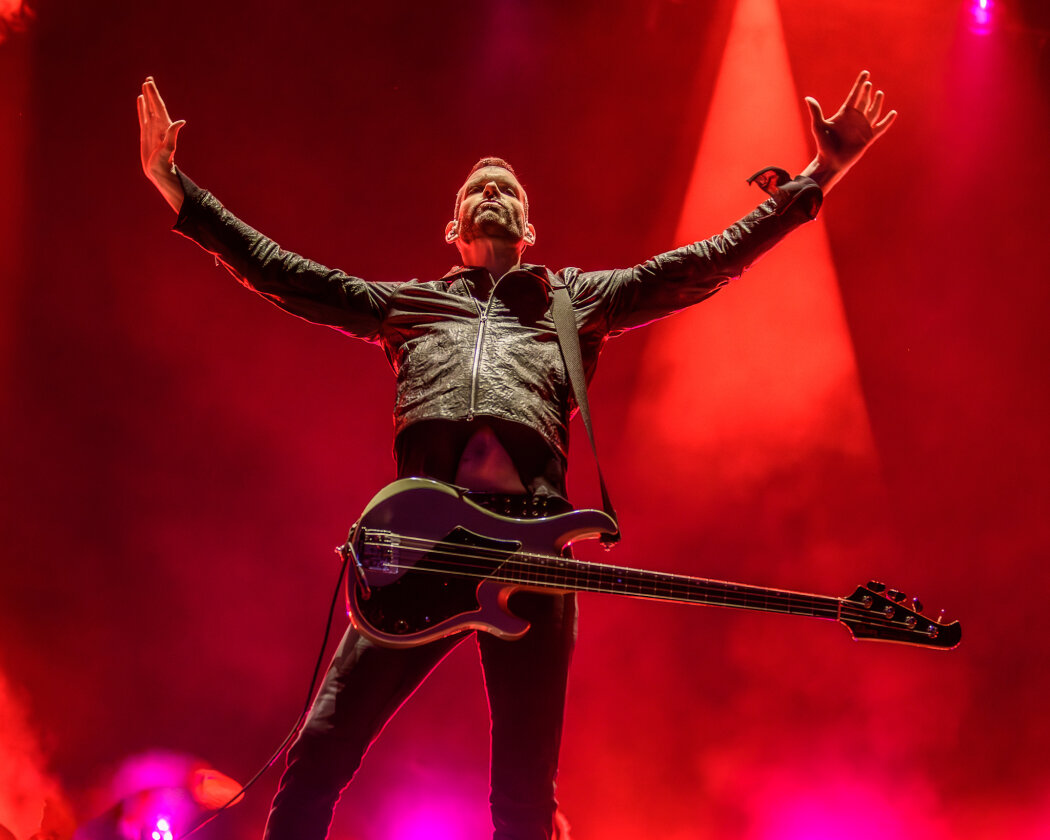 Es ist angerichtet: Queens Of The Stone Age, Die Ärzte, The 1975 u.v.a. in Neuhausen Ob Eck. – Stefan Olsdal.