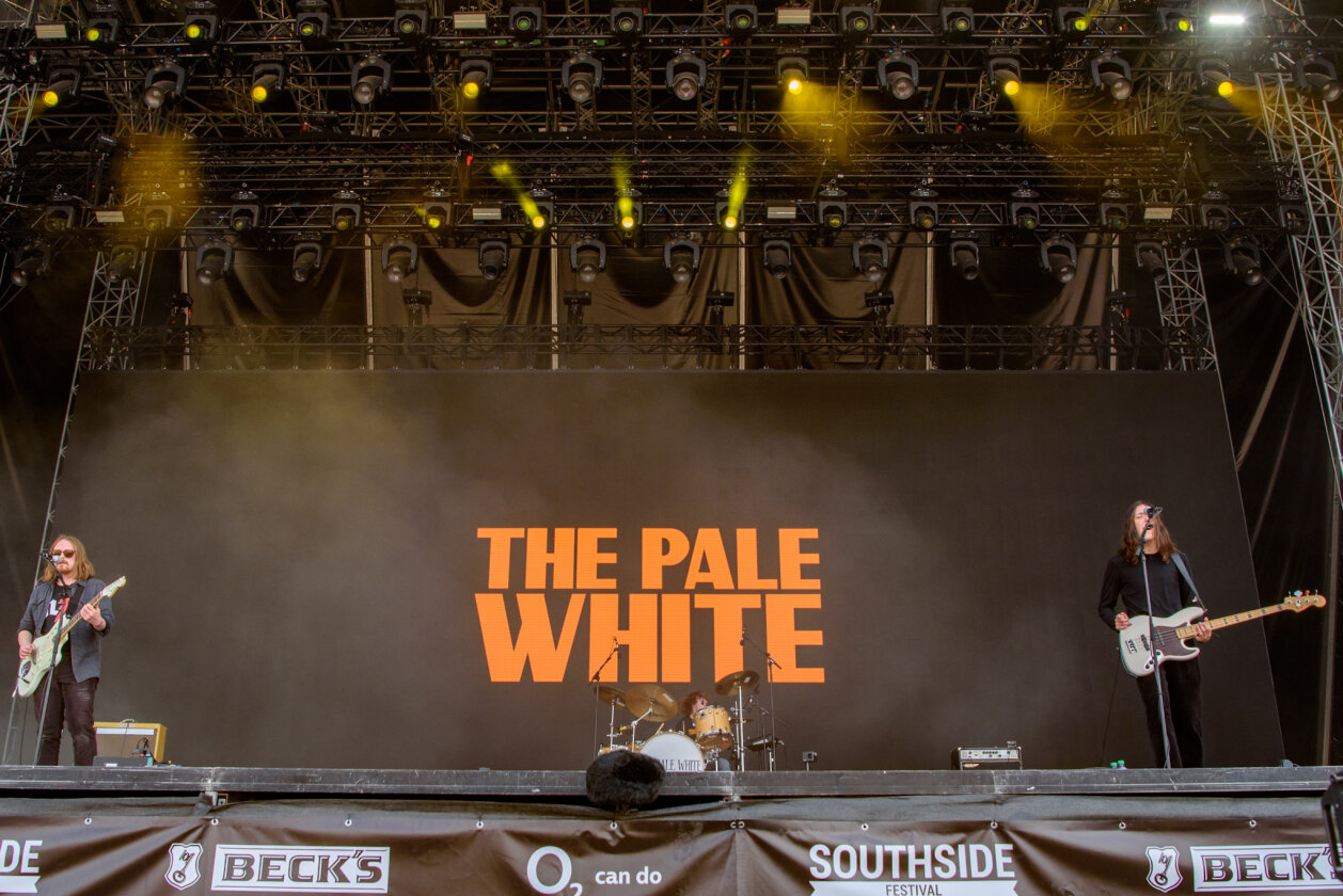 Es ist angerichtet: Queens Of The Stone Age, Die Ärzte, The 1975 u.v.a. in Neuhausen Ob Eck. – The Pale White.