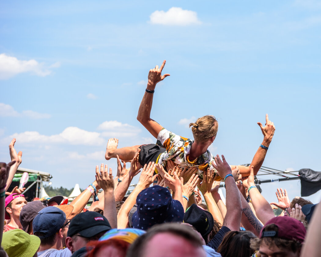 Perfektes Wetter und lädierte Menschen: Madsen, Materia und Muse drehen am Sonntag noch mal auf. – Crowdsurfer. 