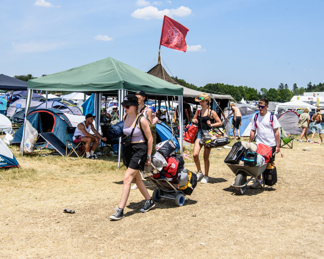 Perfektes Wetter und lädierte Menschen: Madsen, Materia und Muse drehen am Sonntag noch mal auf. – Und jetzt schleppen.