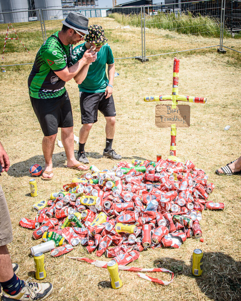 Perfektes Wetter und lädierte Menschen: Madsen, Materia und Muse drehen am Sonntag noch mal auf. – Trauer auf dem Bierfriedhof.