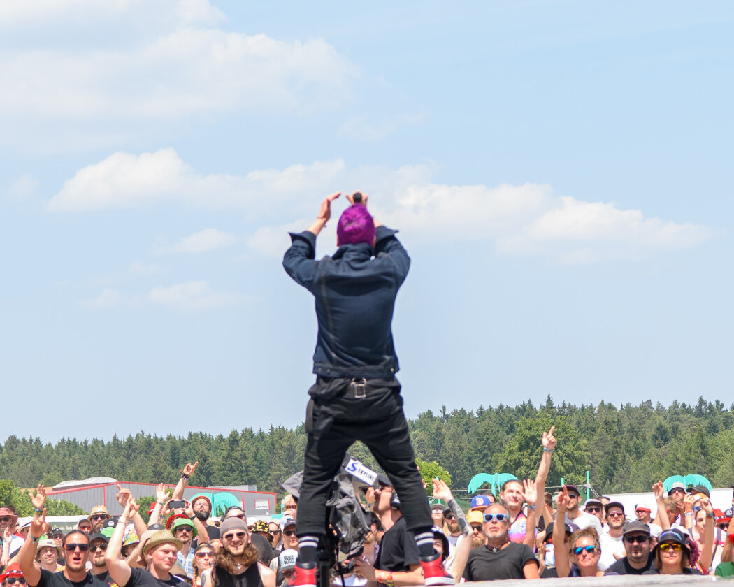 Perfektes Wetter und lädierte Menschen: Madsen, Materia und Muse drehen am Sonntag noch mal auf. – Zebrahead rocken.