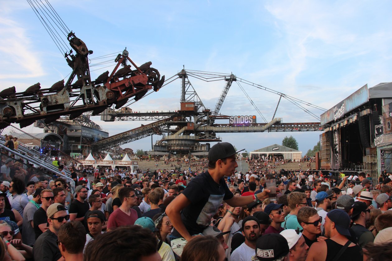 Bei amtlichen Temperaturen und mit dickem Line-Up geht die 20. Auflage des Festivals über die Bühne. – Atmo in Ferropolis.