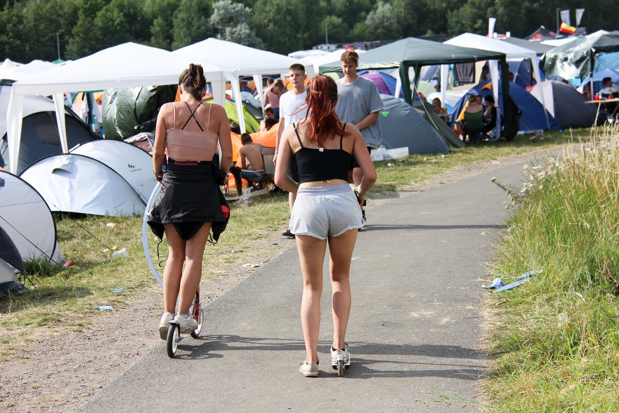 Bei amtlichen Temperaturen und mit dickem Line-Up geht die 20. Auflage des Festivals über die Bühne. – Flott unterwegs.