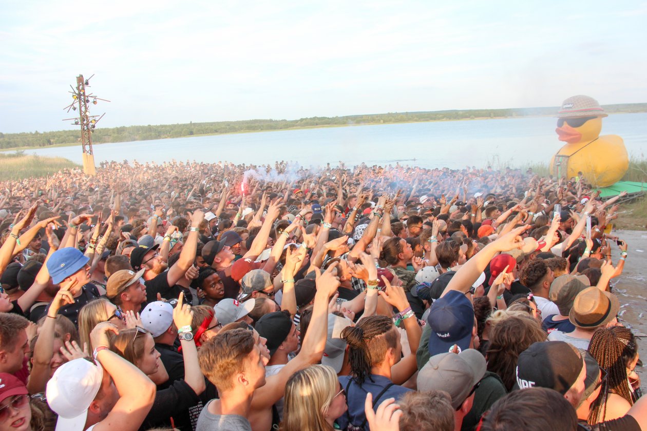 Bei amtlichen Temperaturen und mit dickem Line-Up geht die 20. Auflage des Festivals über die Bühne. – Die Splash Mag- Bühne kommt an den Rand ihrer Kapazitäten.