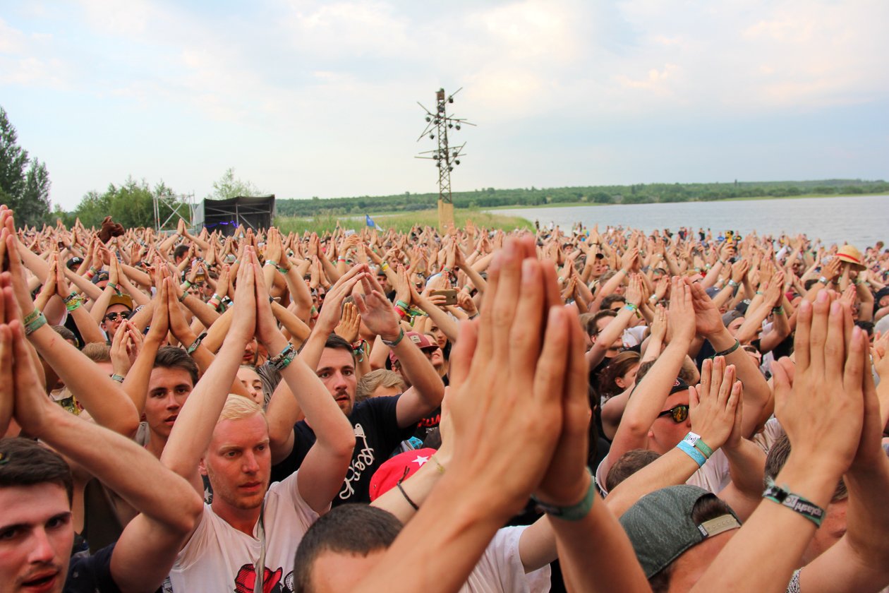 Bei amtlichen Temperaturen und mit dickem Line-Up geht die 20. Auflage des Festivals über die Bühne. – Und zwar alle!