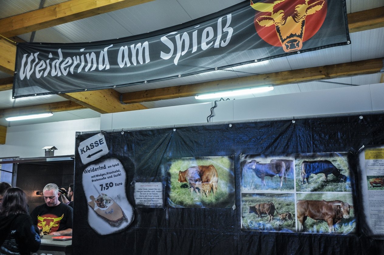 Tage voller Schweiß und Metal in Dinkelsbühl! – Weshalb am Weiderind-Verkauf wohl auch Fotos glücklicher Tiere gezeigt werden.