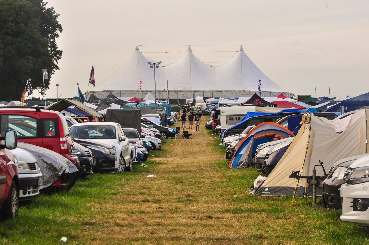 Tage voller Schweiß und Metal in Dinkelsbühl! – Blick gen Infield.