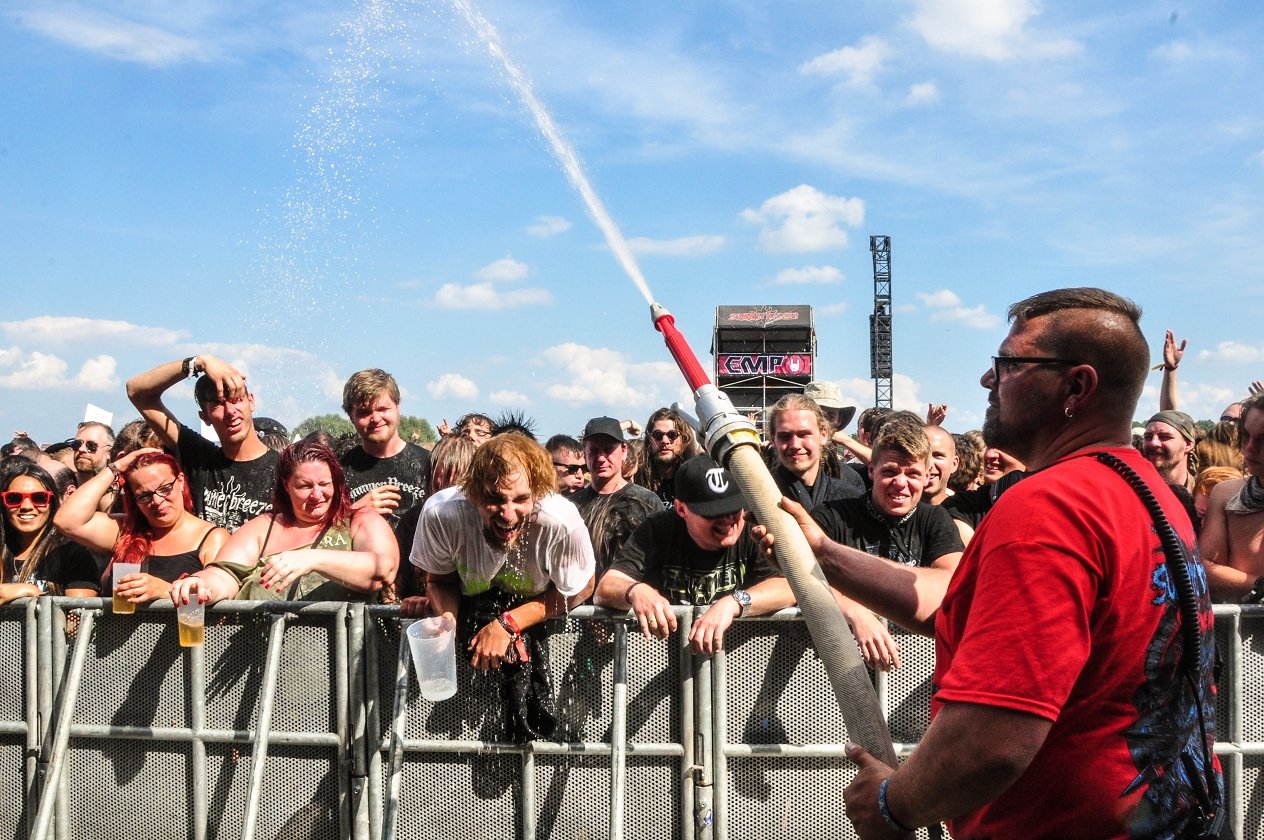 Tage voller Schweiß und Metal in Dinkelsbühl! – Da kommt dann auch noch einmal der Schlauch zum Einsatz.