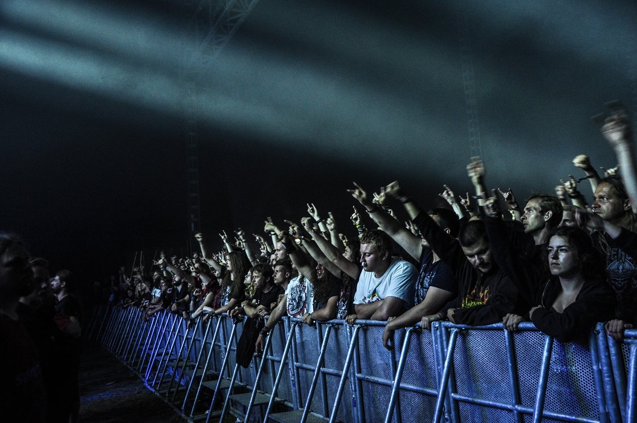 Tage voller Schweiß und Metal in Dinkelsbühl! – Die Fans tummeln sich vor der T-Stage …