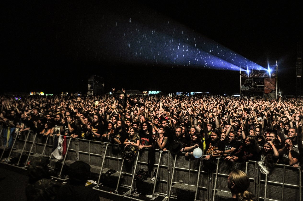 Tage voller Schweiß und Metal in Dinkelsbühl! – … und können sich auf lautstarke Fangesänge verlassen.