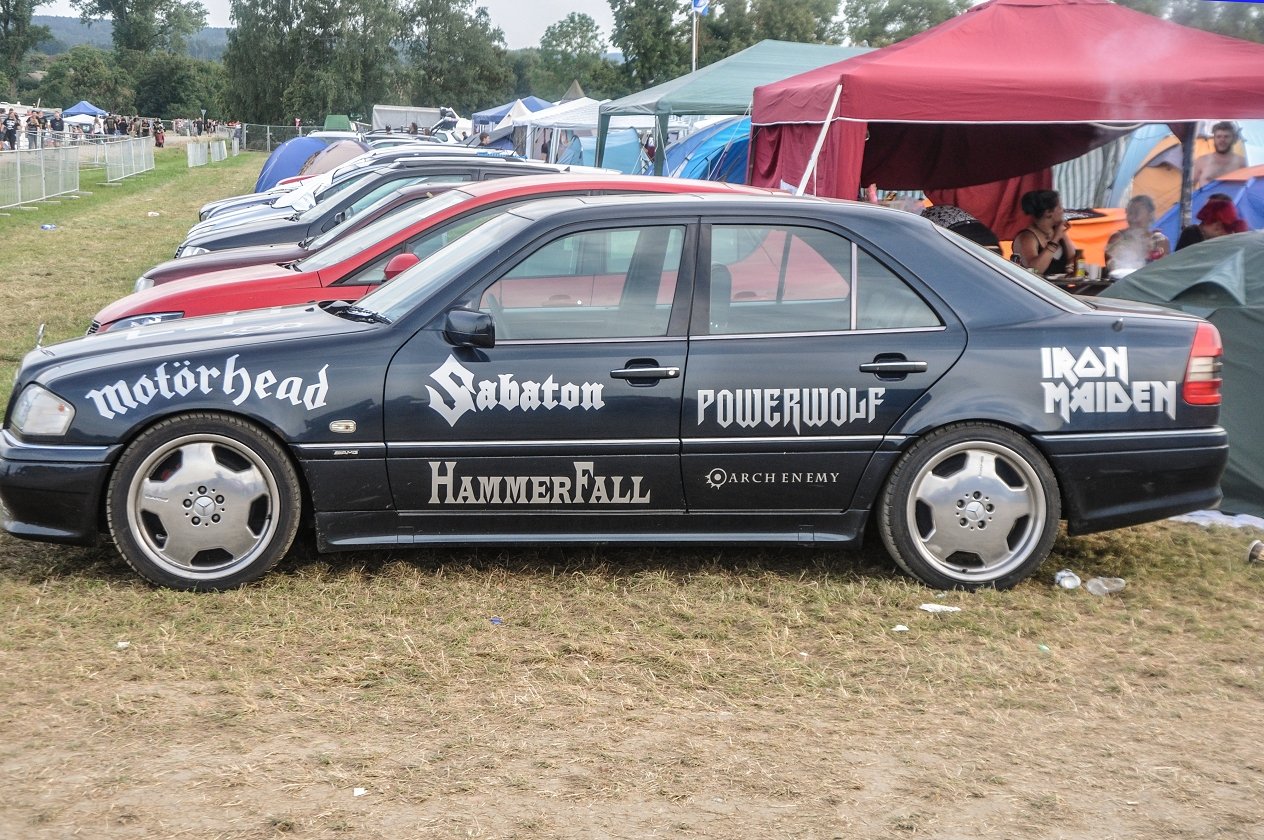 Tage voller Schweiß und Metal in Dinkelsbühl! – Der Mann parkt hier richtig.