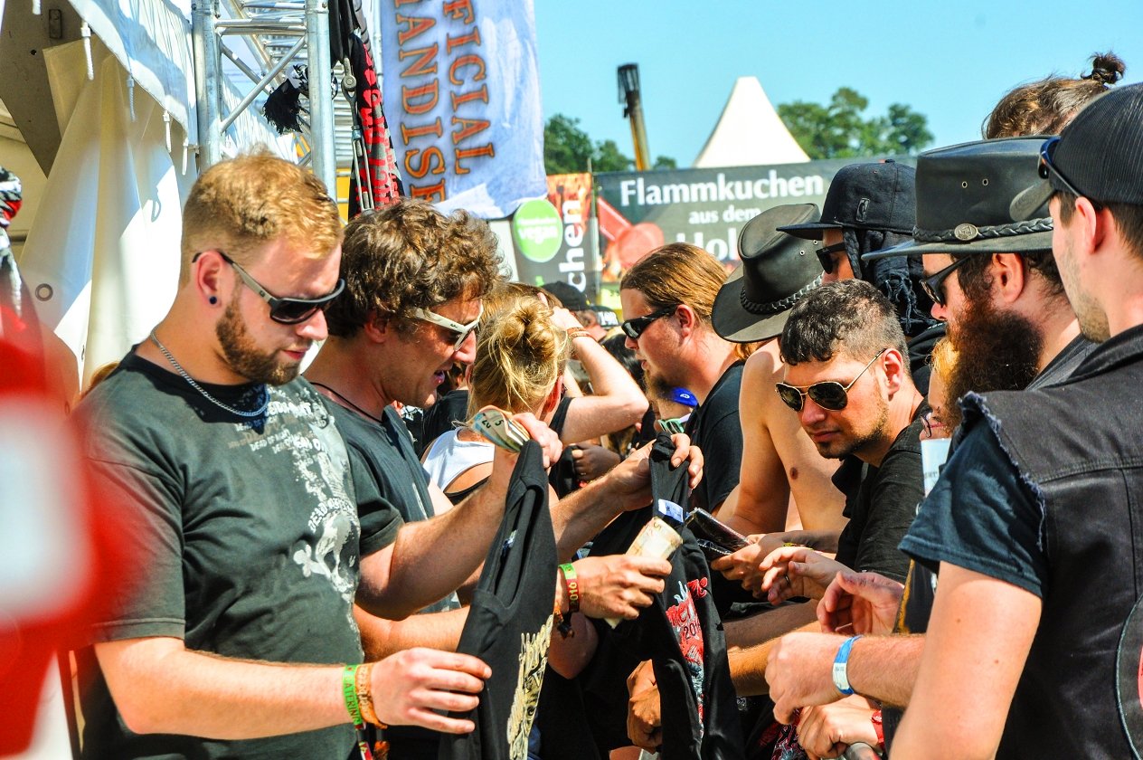 Tage voller Schweiß und Metal in Dinkelsbühl! – Der Run auf die limitierten Festivalshirts ist wieder mal groß.